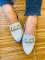 Sapato estilo mocassim em couro sintético com bico fino e corrente metálica em cima do pé. Costura em linha branca que prporciona mais charme. Salto de 1 cm. Acabameto interno com forro cacharrel que proporciona conforto. Modelo super versátil pois pode s